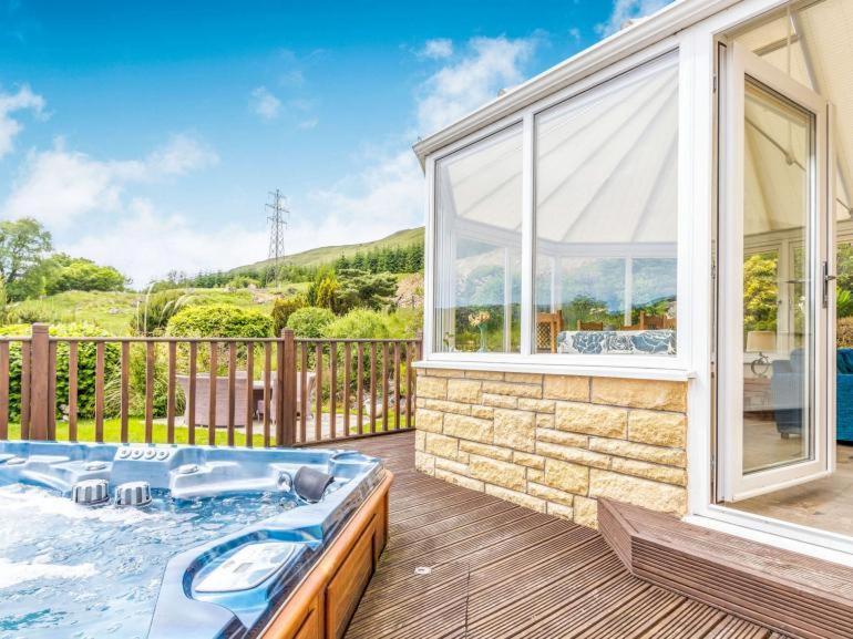 3 Bedroom Luxury Home, Hot Tub, Stunning Views Of Killin, Sitting On The River Dochart Buitenkant foto