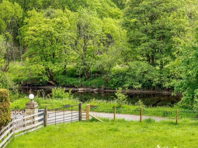3 Bedroom Luxury Home, Hot Tub, Stunning Views Of Killin, Sitting On The River Dochart Buitenkant foto