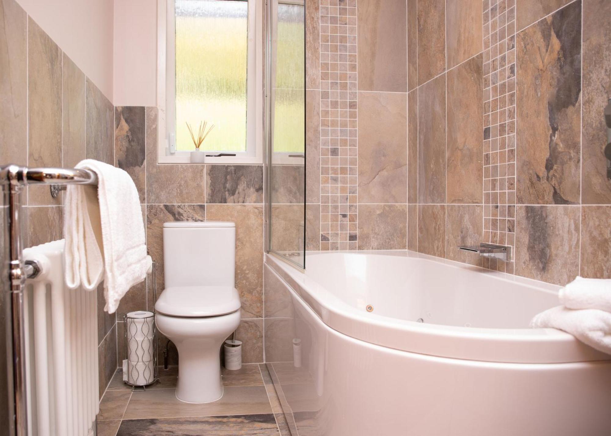3 Bedroom Luxury Home, Hot Tub, Stunning Views Of Killin, Sitting On The River Dochart Buitenkant foto